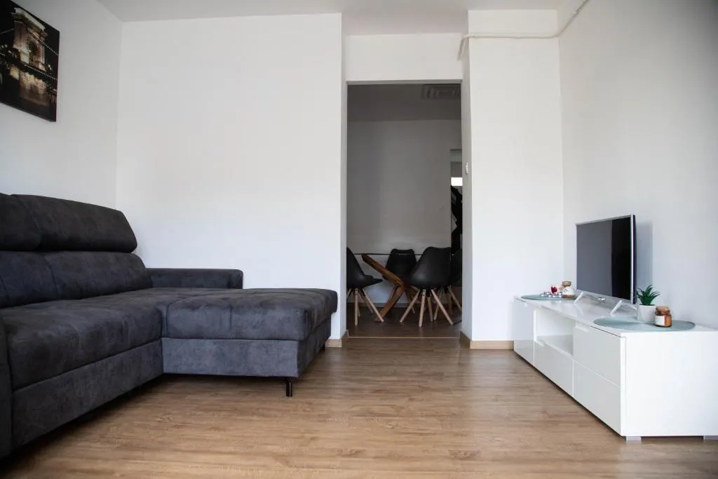 Flat Margaret nappali TV-vel és sarokkanapéval
